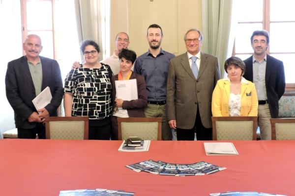 Piazza Martiri torna a colorarsi di blu con la cena di comunità