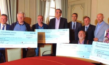 Quattro assegni per chi aiuta i disabili, il dono del Lions Club Borgomanero