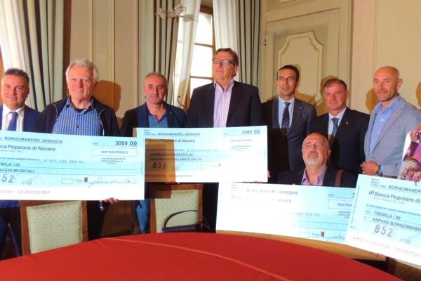 Quattro assegni per chi aiuta i disabili, il dono del Lions Club Borgomanero