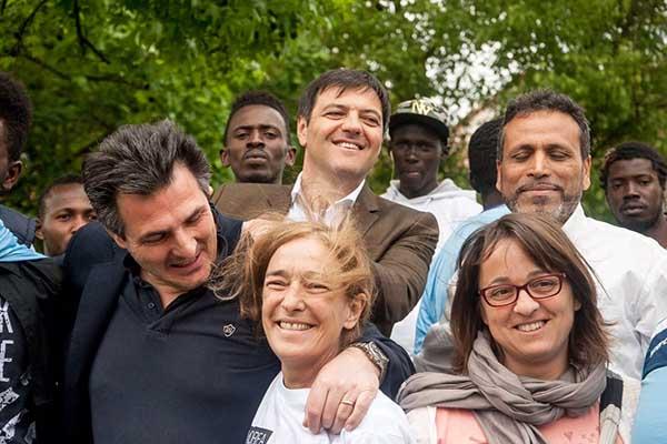 “Rifare i giochi e le attrezzature di tutti i parchi cittadini”