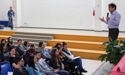 Studenti a lezione di economia sociale con Marco Morganti, ad di Banca Prossima