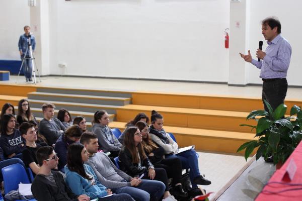 Studenti a lezione di economia sociale con Marco Morganti, ad di Banca Prossima
