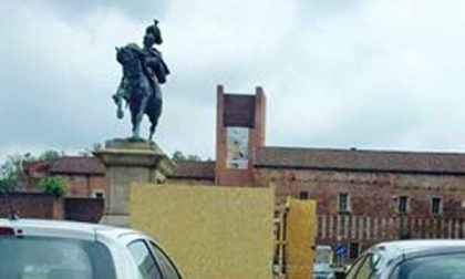 Torna al suo posto il bassorilievo caduto dalla statua equestre di piazza Martiri