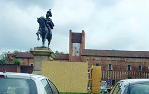 Torna al suo posto il bassorilievo caduto dalla statua equestre di piazza Martiri