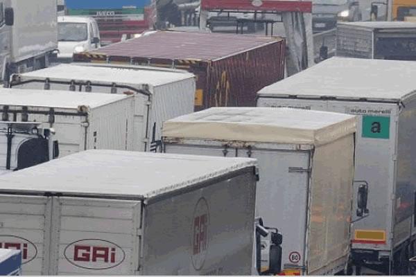 Castelletto vieta il transito dei mezzi pesanti in centro