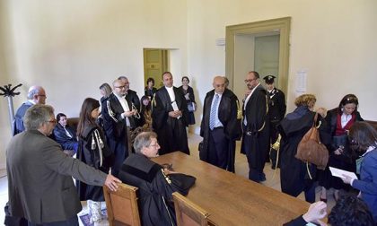 Tutti in toga davanti al Tribunale: sciopero dei penalisti novaresi