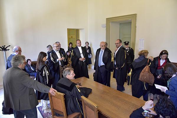 Tutti in toga davanti al Tribunale: sciopero dei penalisti novaresi