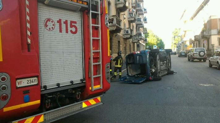 Veicolo ribaltato in viale Roma mercoledì pomeriggio
