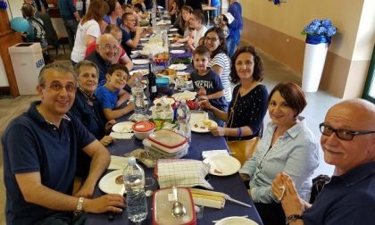 250 persone alla cena che ha dipinto di blu Borgomanero