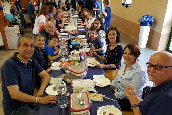 250 persone alla cena che ha dipinto di blu Borgomanero