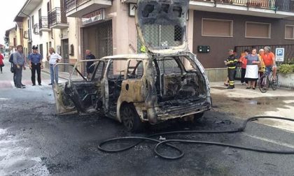 Auto in fiamme nel centro di Vicolungo