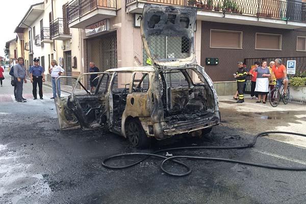 Auto in fiamme nel centro di Vicolungo