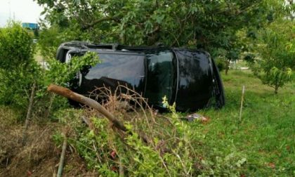 Auto si ribalta nei campi