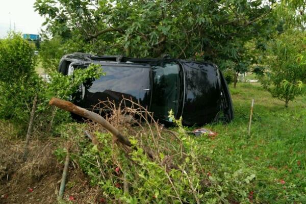 Auto si ribalta nei campi