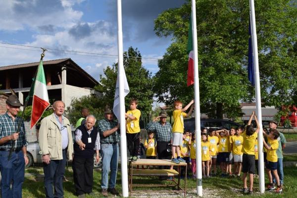 Bandiere in dono per il “compleanno” della Repubblica