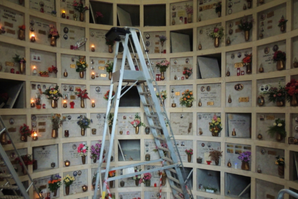 Cimitero, le lampade votive in Tribunale