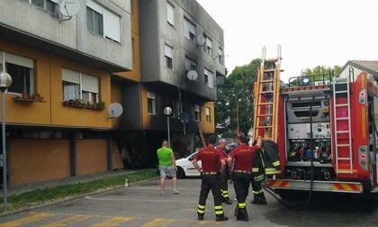 Fiamme da un divano in via Calderara: stabile interamente annerito