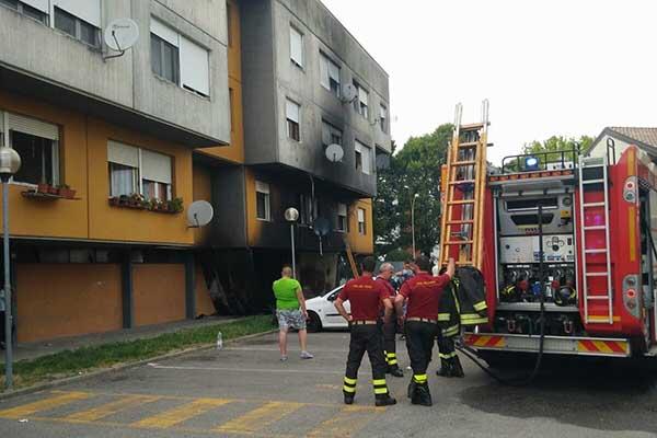 Fiamme da un divano in via Calderara: stabile interamente annerito