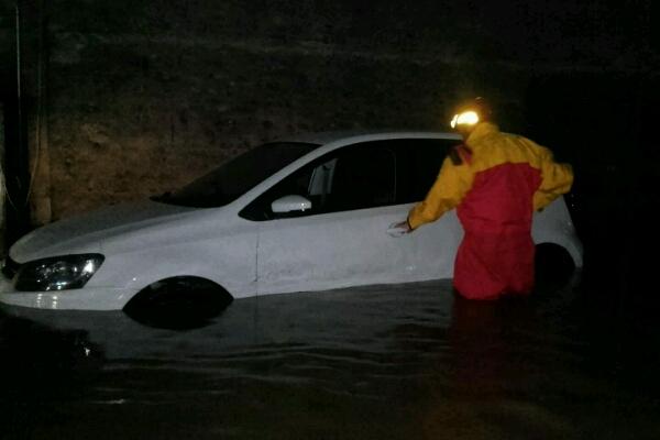 Finisce dentro a mezzo metro d’acqua: è successo a Morghengo