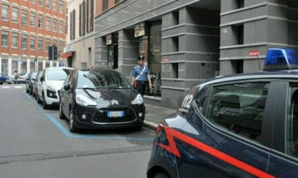 Forzano una finestra e rubano in un bar