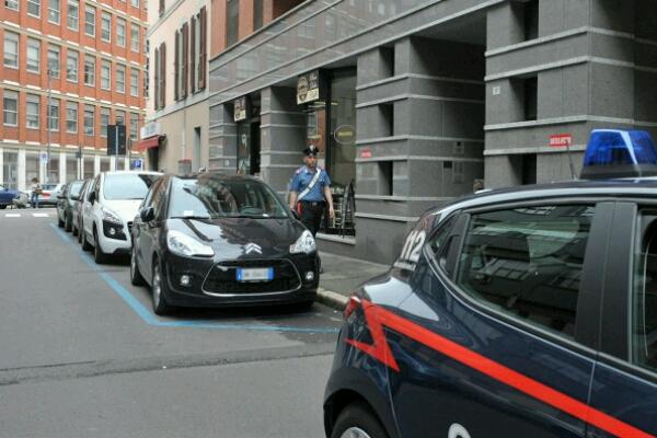 Forzano una finestra e rubano in un bar