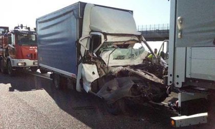 Incidente in A4 tra due camion