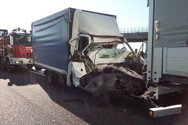 Incidente in A4 tra due camion