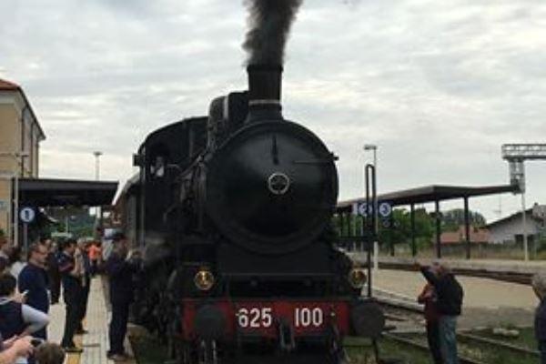 La locomotiva a vapore sulla Novara-Varallo piace sempre di più