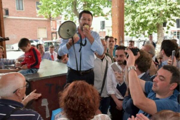 Matteo Salvini in giro nei quartieri