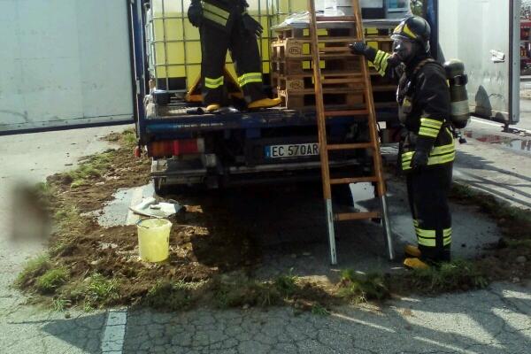 Perdita di liquido corrosivo da una cisterna: intervento concluso alle 16