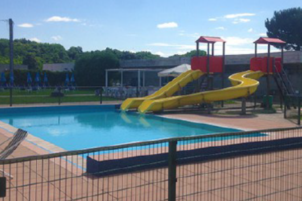 Piscina in vendita per “fare cassa”