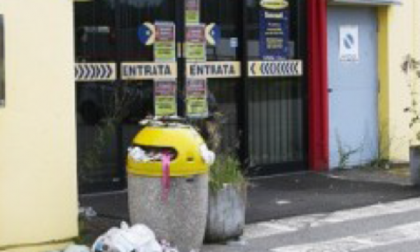 Quasi una discarica sul piazzale del Mercatone