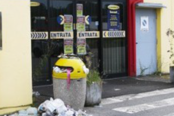 Quasi una discarica sul piazzale del Mercatone