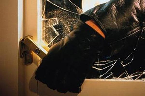 Rubano contanti dalla cassa in un ristorante