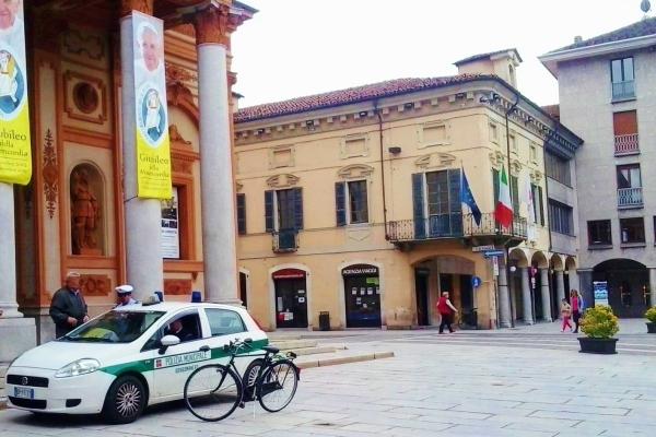 Scippato, insegue (e prende) il ladro in bicicletta