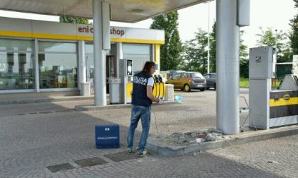 Sradicano una colonnina self service al distributore di via Boroli
