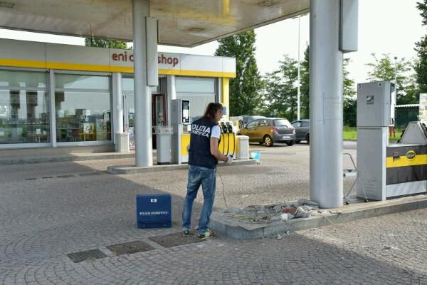 Sradicano una colonnina self service al distributore di via Boroli