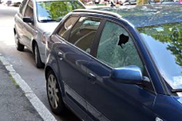 Vandalismi in via Pajetta