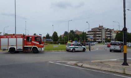 Vigili del fuoco e Polizia locale alla rotonda Adriano Bossetti