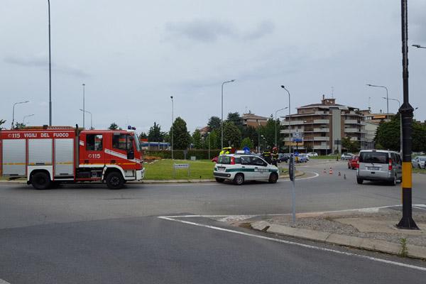 Vigili del fuoco e Polizia locale alla rotonda Adriano Bossetti
