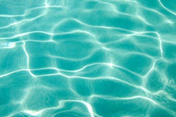 Ai domiciliari, da cui poteva uscire solo per lavoro, se ne va in piscina