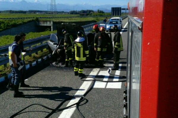 Auto in fiamme in A26