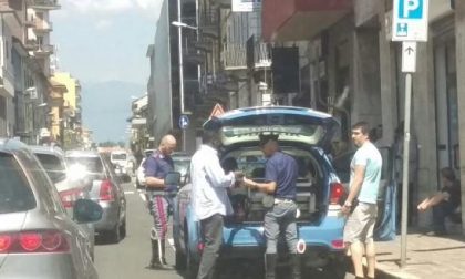 Auto urta ragazzino, che cade e picchia la testa