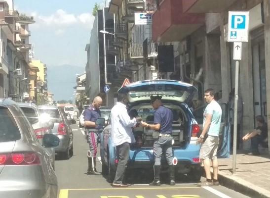 Auto urta ragazzino, che cade e picchia la testa