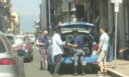 Auto urta ragazzino, che cade e picchia la testa
