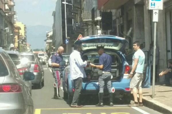 Auto urta ragazzino, che cade e picchia la testa