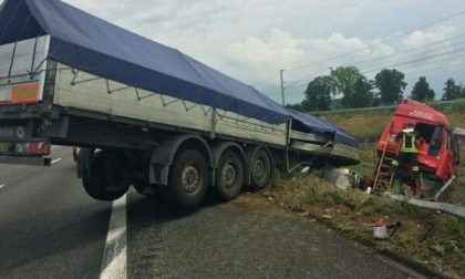 Autoarticolato esce di strada in A4, sul posto i Vigili del fuoco