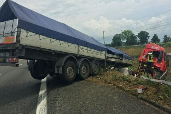 Autoarticolato esce di strada in A4, sul posto i Vigili del fuoco