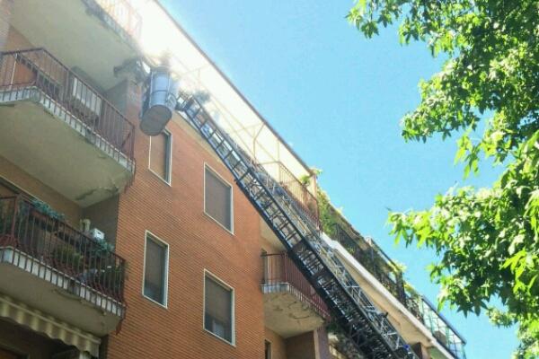 Caduta di alcuni calcinacci in via Sesalli