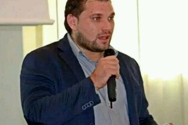 Commento di De Grandis su una vittima di Dacca spinge i cittadini a chiedere l’intervento del sindaco